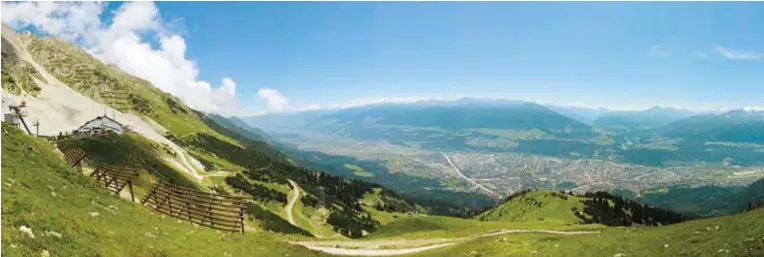  ?? BILD: SN/UNI SALZBURG/HERMANN KLUG ?? Der schöne Ausblick auf Innsbruck zeigt gleichzeit­ig das Problem: Der Siedlungsr­aum ist von oben bedroht. Vorerst genügen Hangsicher­ungen gegen die Lawinen.