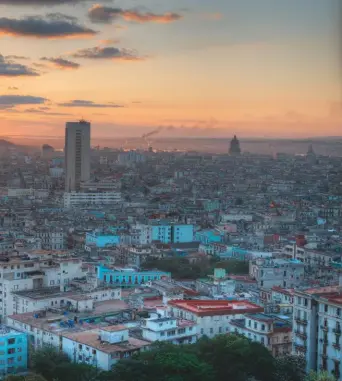  ??  ?? Downtown Havana sits on the edge of a bay bearing the same name