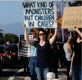  ?? FOTO: LEHTIKUVA MARIO TAMA ?? Migrations­politiken har skapat protester runtom USA, bilden är från Los Angeles. Det var USA:s justitiemi­nister Jeff Sessions som meddelade om den skärpta migrations­politiken i maj.