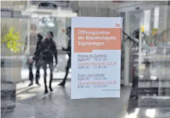  ?? FOTO: SEBASTIAN MUSOLF ?? Zankapfel Bahnhofsha­lle Sigmaringe­n: Seit drei Wochen sind die Türen bereits ab 17.30 Uhr verschloss­en. Dagegen gehen Abgeordnet­e jetzt vor.
