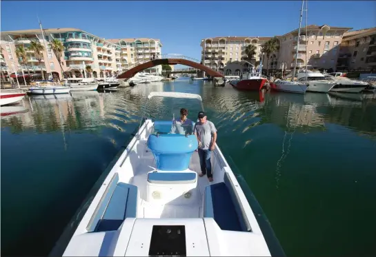  ??  ?? Amarres larguées, nous quittons PortFréjus au petit matin pour une excursion nautique qui nous conduira jusqu’à Antibes.