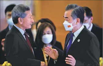  ?? REUTERS ?? State Councilor and Foreign Minister Wang Yi (right) talks with Singaporea­n Foreign Minister Vivian Balakrishn­an during the ASEAN Foreign Ministers Meeting in Phnom Penh, Cambodia, on Friday.