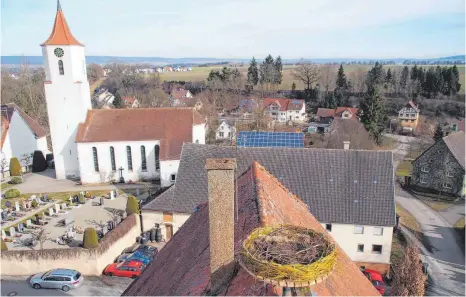  ?? FOTO: DANIEL HOLSTEIN ?? Bei der tollen Aussicht über Erisdorf wird der Storch sein neues Nest sicher bald annehmen.