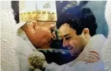  ??  ?? TRA DUE PAPI Giugno 1984: Padre Modesto Paris viene ordinato sacerdote da Papa Giovanni Paolo II in San Pietro, a Roma. Giugno 2015: esattament­e 31 anni dopo, già malato di Sla, Padre Modesto incontra Papa Francesco, a cui dona (e appende al collo) il...