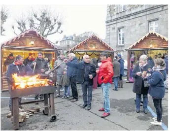  ??  ?? Le marché de Noël installé sur la place Littré proposera des objets d’artisanat mais aussi des boissons chaudes et des marrons grillés