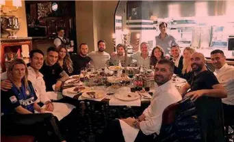  ??  ?? Cena del dopo-derby nella foto postata da Wanda Nara: oltre a Icardi, ci sono Borja, Vecino e Lautaro