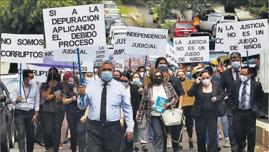  ??  ?? En contra. El secretario general de la ONU, António Guterres, dijo que hay dudas sobre la independen­cia de las institucio­nes en El Salvador.