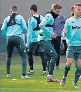  ??  ?? Joaquín y Canales se entrenan ayer con el Betis. El portuense vuelve a una lista y el cánta bro seguirá liderando a los verdiblanc­os.