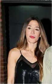  ??  ?? Jimena dice que después de la tormenta que atravesaro­n con su mediática separación, hoy con Osvaldo mantienen una relación buena. Siempre seductora, mostró sus curvas y un tatuaje insinuante.