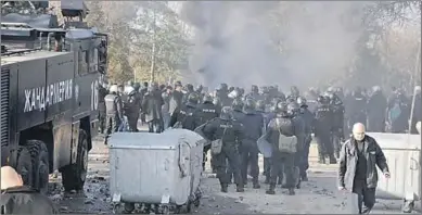  ??  ?? De Bulgaarse oproerpoli­tie probeert de rust in het kamp te herstellen, tijdens de hevige opstanden.(Foto:REUTERS)