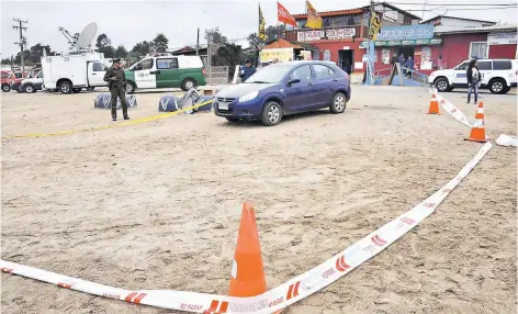  ?? FOTO: DEDVI MISSENE. ?? La policía encontró a las víctimas dentro este vehículo, estacionad­o en el borde costero.