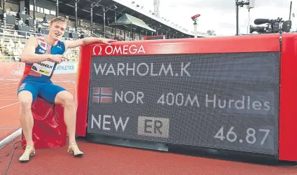  ?? FOTO: EFE ?? Warholm ante el panel del nuevo record europeo en 400 vallas que si no llega a ser por un tropezón hubiera sido mundial