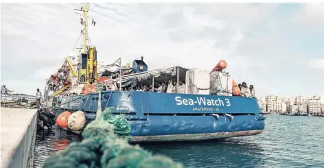  ?? FOTO: IMAGO ?? Die „Sea-watch 3“im November 2017 im Hafen von Trapani, Sizilien. Das Schiff hatte damals 245 Gerettete an Bord.