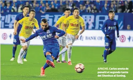  ??  ?? APACHE. Carlos anota de penalti el segundo tanto del Shenhua al Suning.