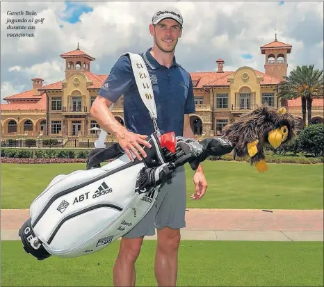  ??  ?? Gareth Bale, jugando al golf durante sus vacaciones.