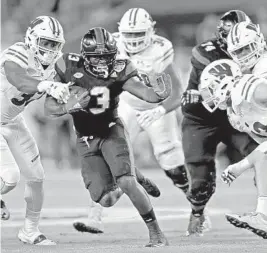  ?? JOHN MCCALL/SUN SENTINEL ?? UM’s DeeJay Dallas runs the ball against Wisconsin in the 2017 Orange Bowl. This year, the Hurricanes and Badgers are set to meet again in the postseason, in the Pinstripe Bowl.