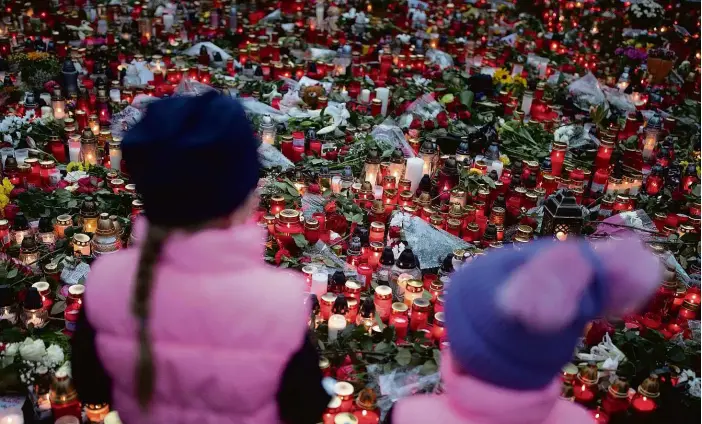 ?? Foto: Michal Sváček, MAFRA ?? Smíchov Lidé od středy nosí svíčky a květiny před vilu Gottových na pražské Bertramce.