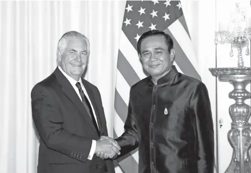  ??  ?? TILLERSON (kiri) berjabat tangan dengan Prayut sebaik tiba di Rumah Kerajaan di Bangkok, semalam untuk mesyuarat dua hala.