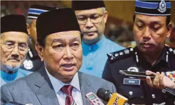  ??  ?? AIDI menjawab pertanyaan media selepas Konvensyen al-Quran dan Pelancaran 1 Masjid 1 Polis (1M1P) di Wisma Majlis Ugama Islam Sabah.