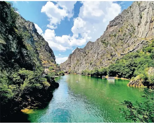  ?? FOTOS (2): SARAH NADLER ?? Der Matka-Canyon in der Nähe von Skopje ist die grüne Lunge der Hauptstadt.