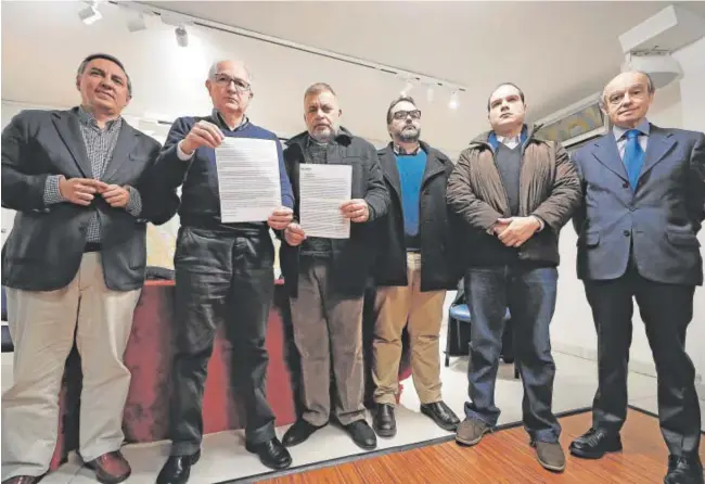  ?? EFE ?? De izquierda a derecha: José Ramón García Hernández, Antonio Ledezma, Ramón López, José Ignacio Guédez, Sergio Contreras y Fernando Maura, tras la rueda de prensa ofrecida ayer en Madrid