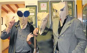  ?? Picture: ROB KNOWLES ?? BAG-PEOPLE: Paper bag masks, made specifical­ly for the Bathurst Art Fair on Saturday and Sunday, were the order of Friday evening at the Engage Art Centre opening. From left are Peter Mosley, Tharine de Vos and Bert Brummer