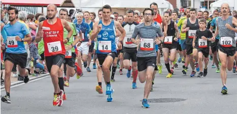  ?? FOTOS: SIMON SCHNEIDER ?? Nach dem Startschus­s machten sich die Teilnehmer auf die zehn Kilometer lange Strecke des Renquishau­sener Waldlaufs.