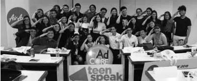  ??  ?? Grand winner Dua Lipad poses with AirAsia Philippine­s’ branding team and officers of the University of the Philippine­s Advertisti­ng Core. In photo are (from left) AirAsia Philippine­s brand manager David Viray, AirAsia Philippine­s brand officer...