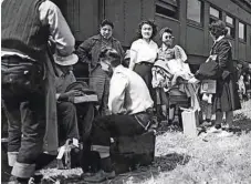  ?? FOTO: TOM PARKER/ARHIV CENTRA ZA RELOKACIJE ?? Ameriške oblasti so med letoma 1942 in 1945 v premestitv­ene centre zaprle več kot 120.000 civilistov japonskega rodu.
