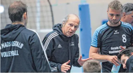  ?? FOTO: THOMAS SIEDLER ?? Trainer Frieder Henne (Mitte) konnte die Niederlage seiner Schützling­e nicht verhindern.