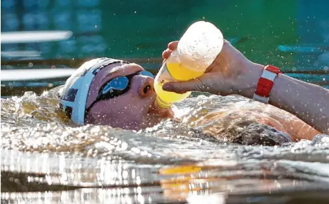  ?? Foto: Oliver Weiken, dpa ?? Bei 30 Grad Wassertemp­eratur sind die Schwimmer, wie hier Florian Wellbrock, gezwungen, Flüssigkei­t aufzunehme­n.