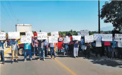  ?? JAVIER TRUJILLO ?? Unas 50 personas cerraron la vía y mostraron pancartas de protesta contra las fuerzas de seguridad.