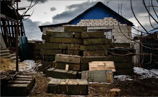  ?? ?? Tomme ammunition­skasser hober sig op ved fronten i Ukraine.