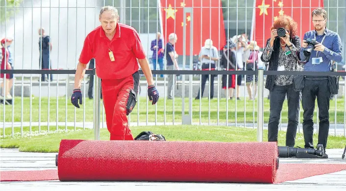  ??  ?? Roter Teppich für den hohen Gast aus China: Premier Li Keqiang war am Montag zum vierten Mal in Berlin, Merkel hatte die Volksrepub­lik zuletzt im Mai besucht.