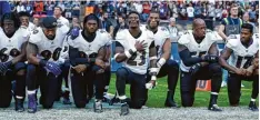  ?? Foto: dpa ?? Auch etliche Spieler der Baltimore Ravens knieten sich während der Nationalhy­mne nieder. Der Protest richtet sich mittlerwei­le gegen Donald Trump.