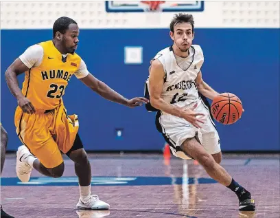  ?? RYAN MCCULLOUGH
NIAGARA COLLEGE ?? Humber's Jordan Rose defends Niagara's Alex Elliott in men's college basketball.