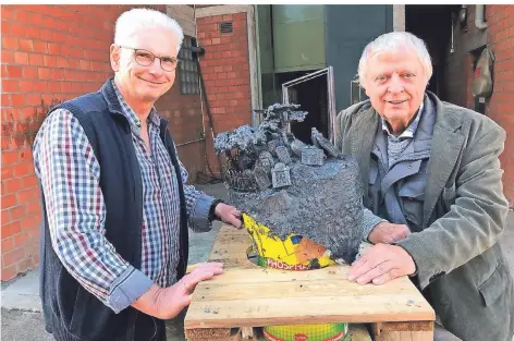  ?? RP-FOTO: MARTIN BÜTTNER ?? Künstler Alfred Grimm (r.) mit Michael Bercker und dem Wachsmodel­l des Mahnsteins.