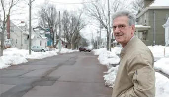  ??  ?? Ronald C. LeBlanc n’a pas le droit de garer sa voiture sur son tronçon de rue. Il essaie de faire changer le règlement depuis plusieurs années. - Acadie Nouvelle: Patrick Lacelle