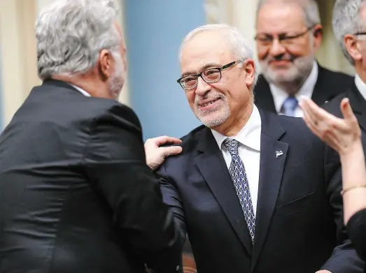  ?? PHOTO D’ARCHIVES, SIMON CLARK ?? Le ministre des Finances Carlos Leitao photograph­ié le 28 mars 2017, alors qu’il recevait les félicitati­ons de Philippe Couillard à la suite du dépôt du budget 2017-2018 à l’assemblée nationale.