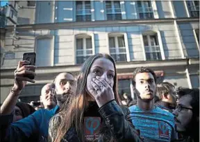  ??  ?? Ambiance au QG de Mélenchon, dimanche, après l’annonce de sa défaite.