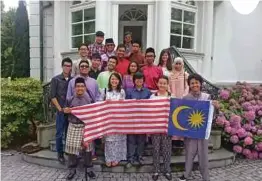  ??  ?? SAMBUTAN Aidilfitri meriah bersama rakan di Kedutaan Malaysia di Berlin.