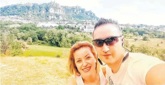  ?? GENTILEZA MARÍA JOSÉ GÓMEZ ?? MARÍA JOSÉ Gómez y su esposo Darío Guidi, en uno de los paisajes emblemátic­os de San Marino.