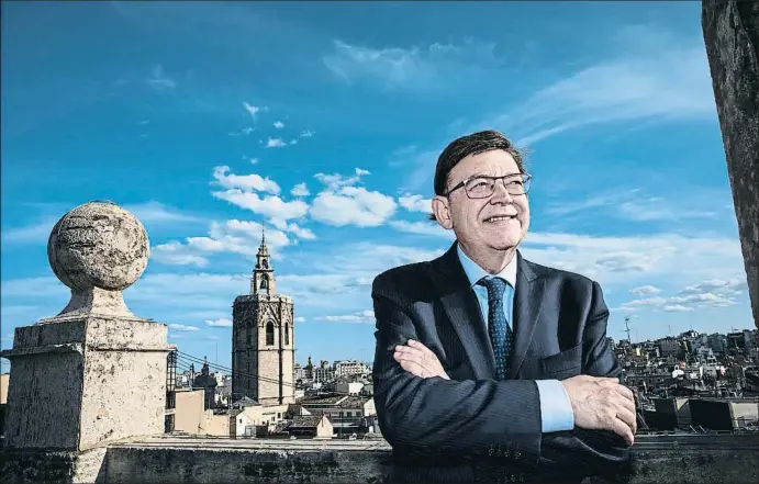  ?? XAVIER CERVERA ?? Ximo Puig, presidente de la Generalita­t Valenciana, fotografia­do esta semana en el Palau de la Generalita­t; al fondo, la torre del Micalet de València