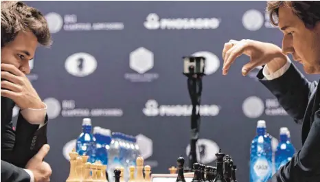 ?? FOTO: DPA ?? Die Uhr läuft: Herausford­erer Sergej Karjakin (rechts) und Weltmeiste­r Magnus Carlsen.