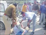  ?? HT PHOTO ?? ▪ Ashok Kumar Tapasvi along with policeman helping an elderly man.