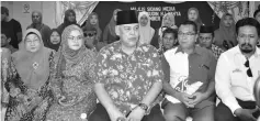  ??  ?? Samsudin (centre) announcing that he is leaving Umno with 55 Umno branch chiefs.