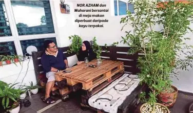  ??  ?? NOR AZHAM dan Maharani bersantai
di meja makan diperbuat daripada
kayu terpakai.