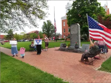  ?? ZACHARY SRNIS — THE MORNING JOURNAL ?? Folks gather in Wellington to support fallen heroes for Memorial Day and a belief that Ohio should reopen businesses.