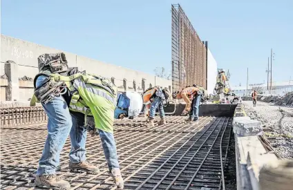  ?? EMILY CURIEL ecuriel@kcstar.com ?? An Epic Concrete Constructi­on crew assembles rebar in preparatio­n for pouring concrete for the Kansas Citys Levees Project along the Central Industrial District, which straddles the state line.