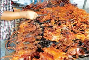  ?? TANG CHHIN SOTHY/AFP ?? A man grills rats at a stall in Battambang province.